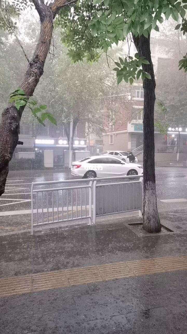 “边走边嗨，大雨突袭，网友戏谑：一雨宿嗨到天明！”