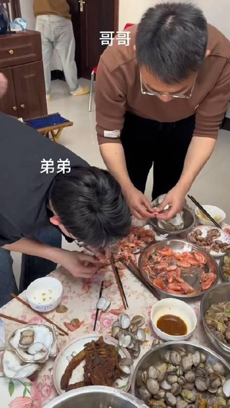 “酱酱”风潮，两男子翻炒科技味蕾