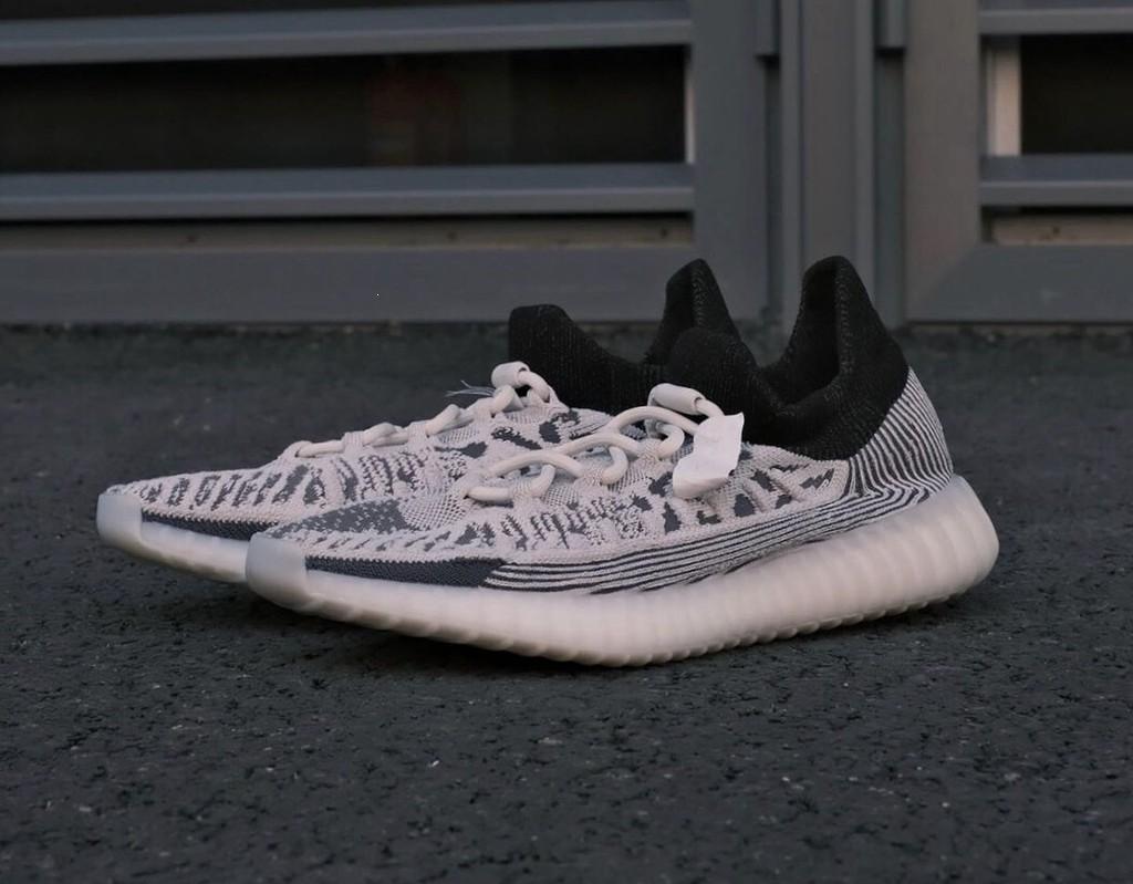 "Yeezy 350 V2亚洲配色：潮鞋界的‘和风’逆袭"