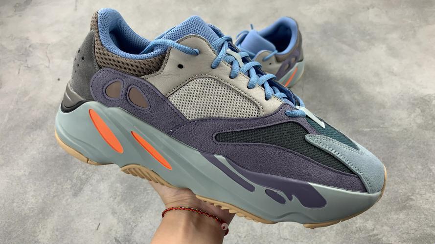 “Yeezy700.com，玩转潮流的炸裂话题！”