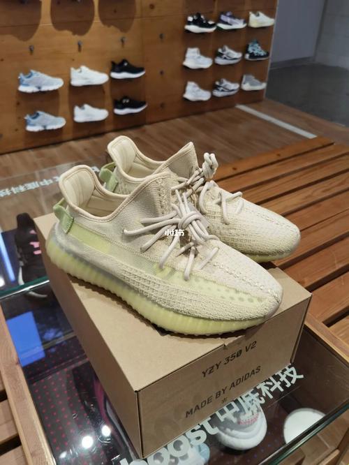 《Yeezy风潮，亚洲美洲限定争霸，引爆激情四溢的时尚之战！》