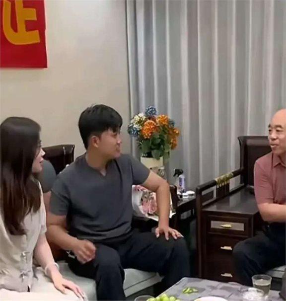 “潮老头”与“辣媳妇”的科技界性格大战：笑翻网友的麻辣性格剖析