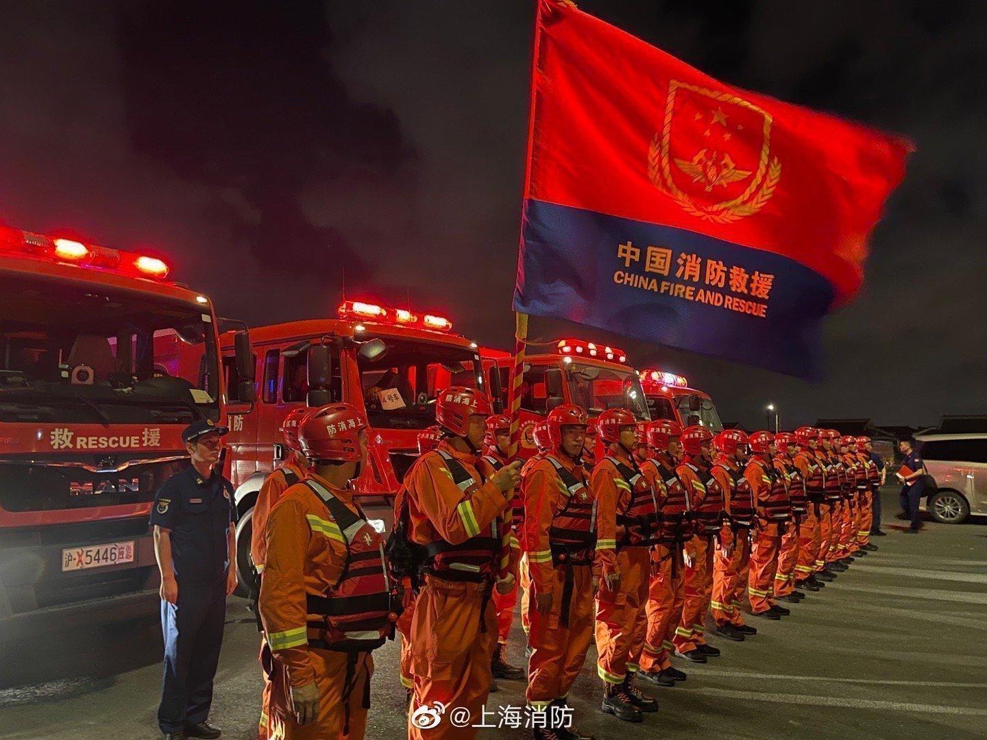 《消防员簇拥下的沈芙：笑谈网络新热点》