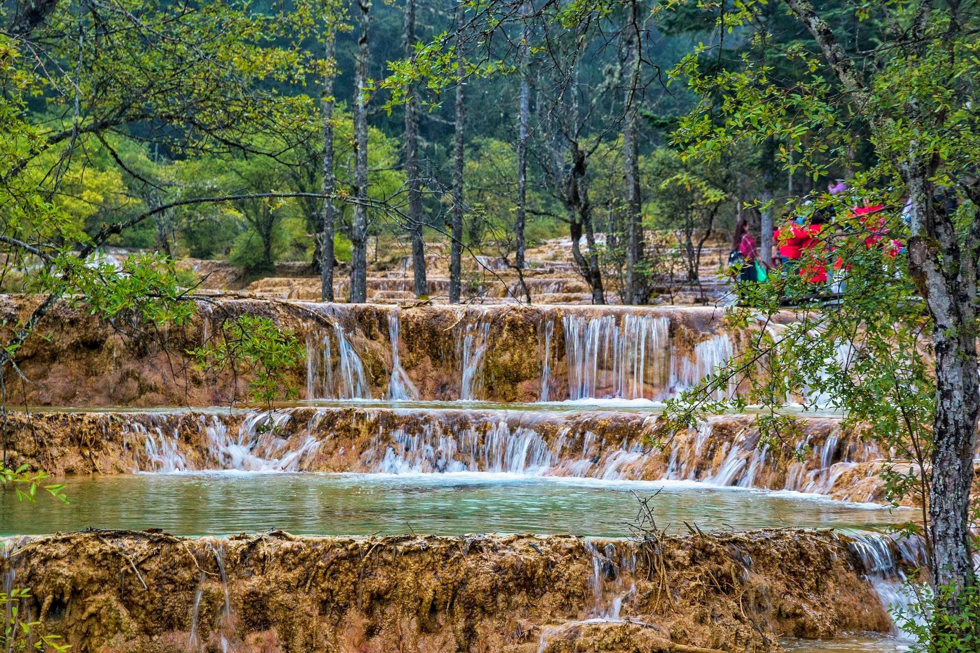 “黄龙”闯溪水，匠心独运笑谈间