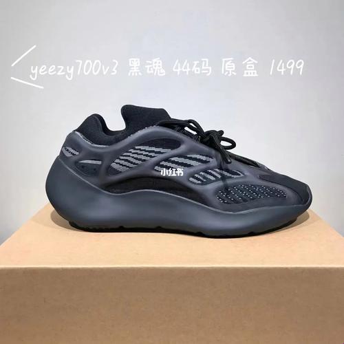 “Yeezy700硬如铁？笑谈时尚界的新晋‘硬汉’”