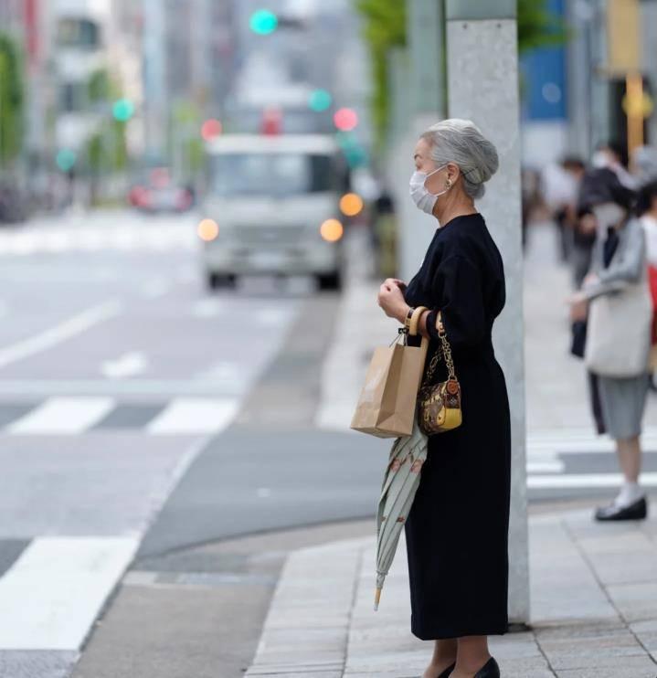 "日本银发时尚圈震撼揭秘：五旬以上老太的秘诀竟让人哭笑不得！"