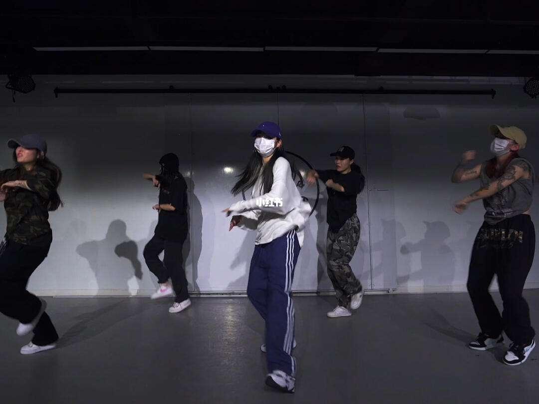 18岁女生跳HipHop，网友热议：时尚界的新‘闹’风！